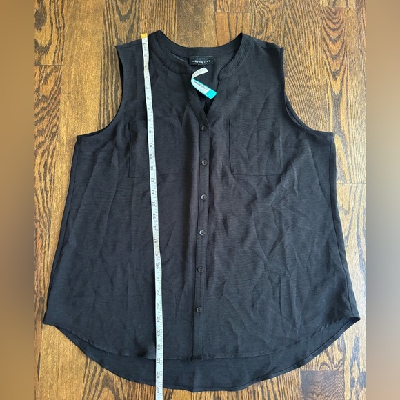 Classic Black Sleeveless Button-Down Shirt - Picture 9 of 9